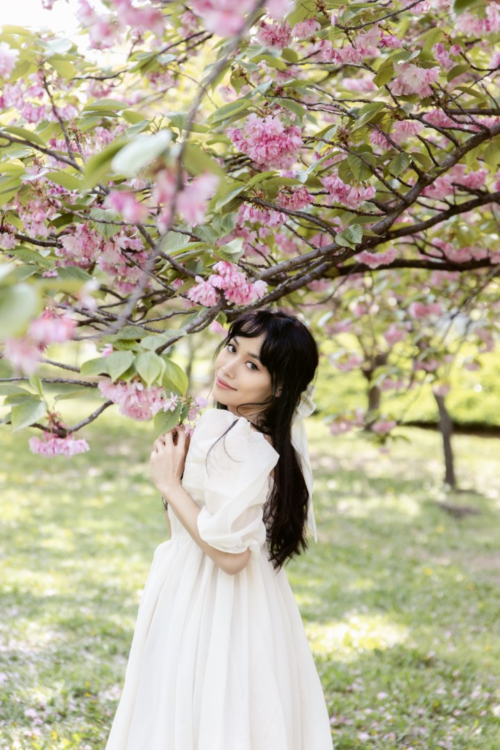 Szabadtéri portré fotózás a virágzó cseresznyefák alatt, romantikus, könnyed és légies fotók