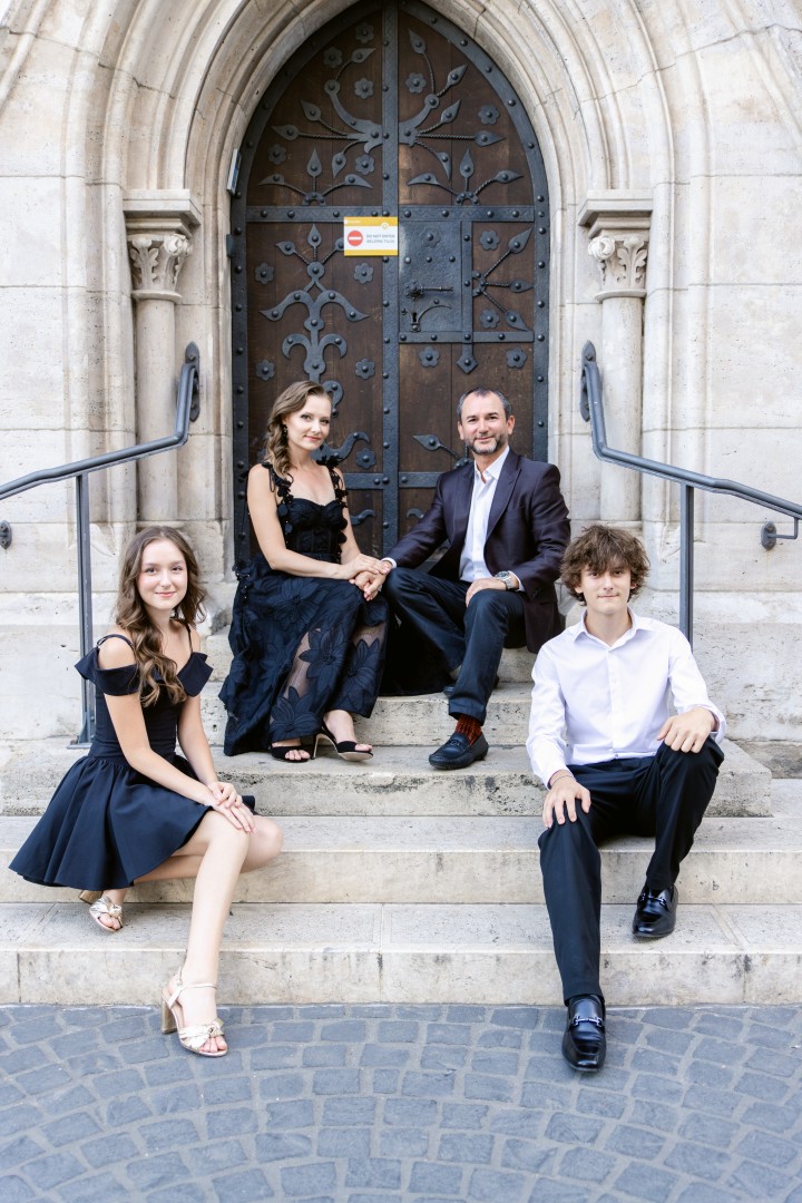Candid family photo at fishermans bastion