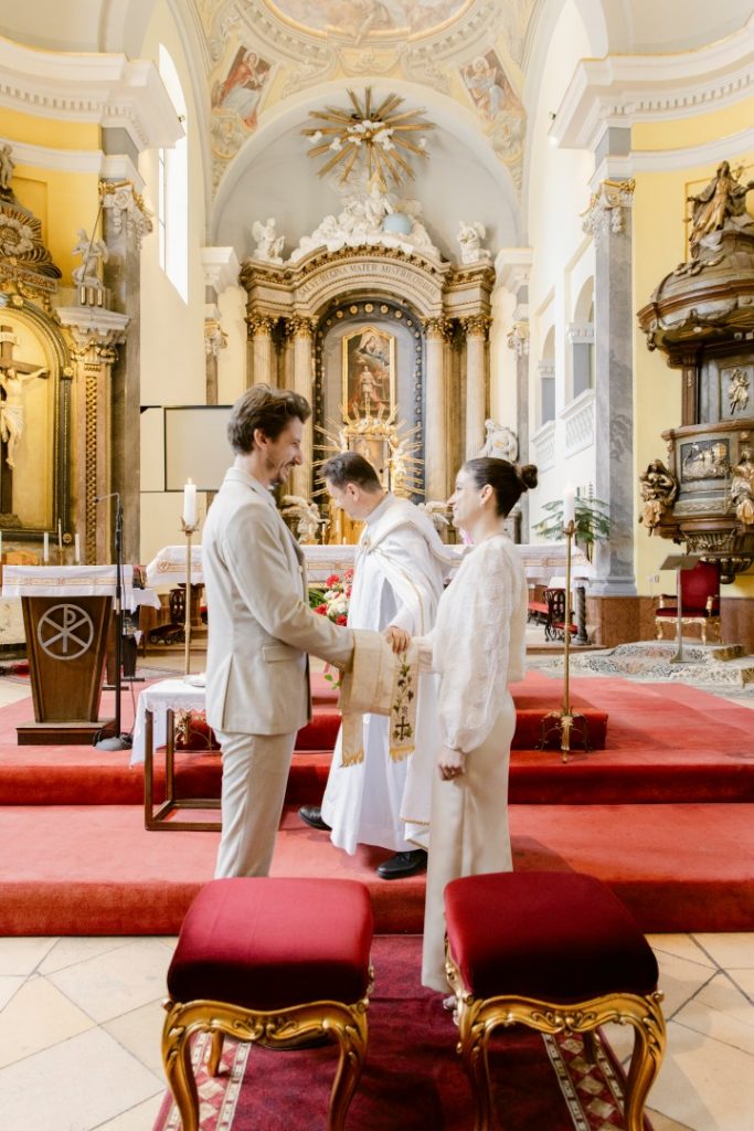 templomi kis esküvő